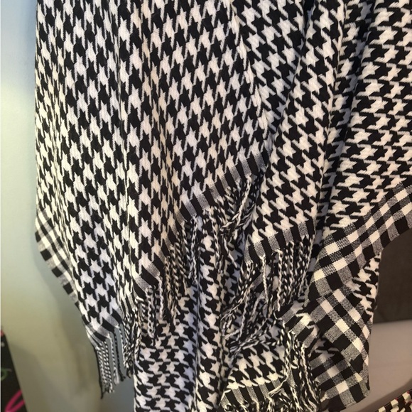 ❤️🩷Black and White Houndstooth Poncho with fringe at bottom!NWT - Picture 5 of 5